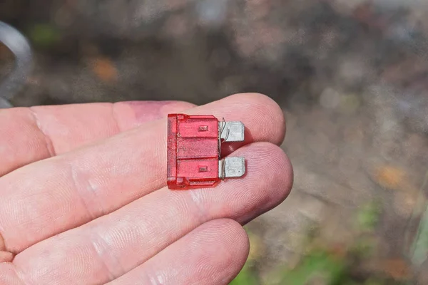 Одна Маленька Червоно Сіра Електрична Вилка Металу Пластику Лежить Пальцях — стокове фото