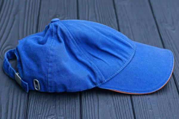 Cappello Baseball Tessuto Blu Trova Tavolo Legno Nero — Foto Stock
