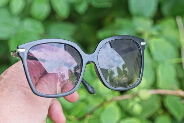 Hand Hält Eine Schwarze Sonnenbrille Aus Plastik Auf Der Straße — Stockfoto