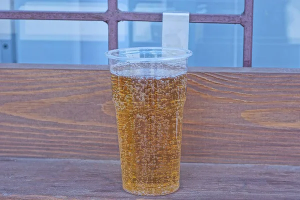 Geel Drankje Limonade Een Wit Plastic Glas Staat Een Bruine — Stockfoto