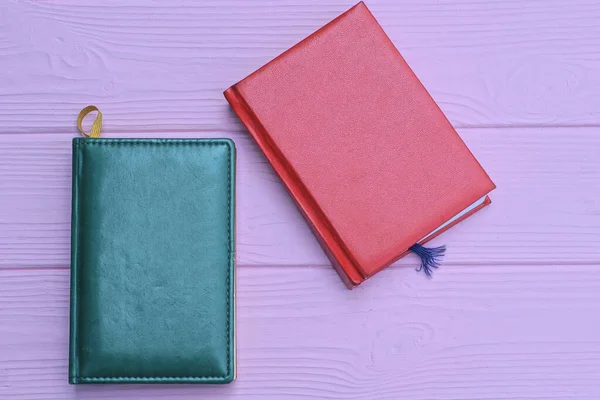 Dos Cuadernos Cerrados Cuero Rojo Verde Yacen Sobre Una Mesa — Foto de Stock