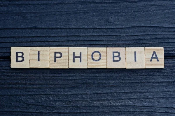Text Das Wort Biphobie Aus Braunen Holzbuchstaben Auf Einem Schwarzen — Stockfoto