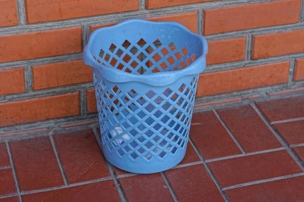 Een Blauwe Plastic Prullenbak Staat Stoep Tegen Een Rode Bakstenen — Stockfoto