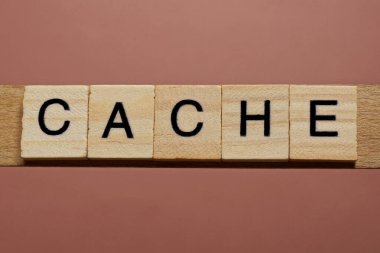 kahverengi arkaplanda tahta kare harflerden oluşan gri sözcük önbelleği