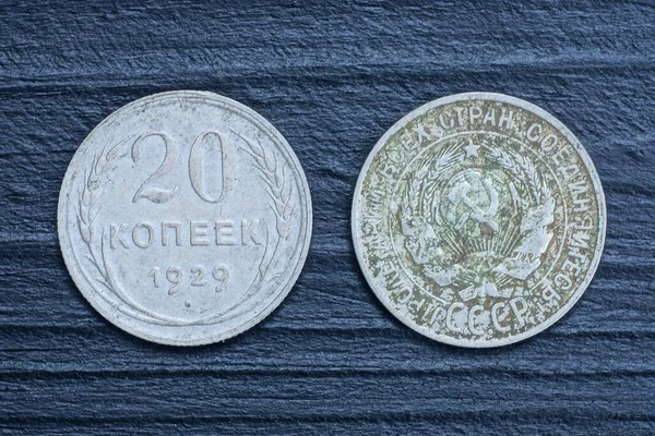 两块白色的旧苏联银币放在一张黑色的木制桌子上 — 图库照片