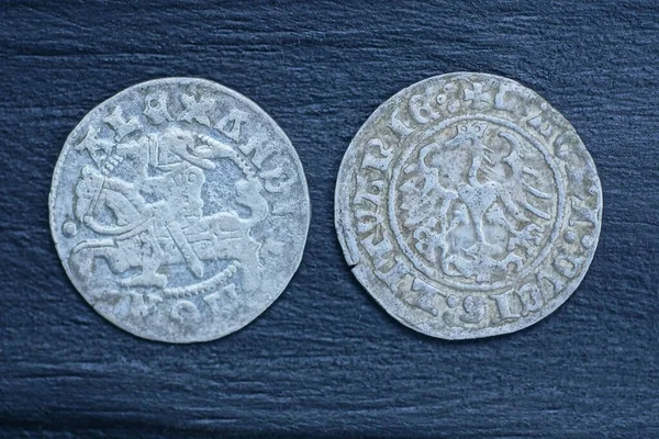 Δύο Παλιά Λευκά Ασημένια Μεσαιωνικά Νομίσματα Βρίσκονται Ένα Μαύρο Τραπέζι — Φωτογραφία Αρχείου