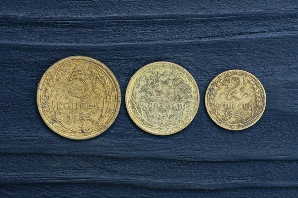 Eine Reihe Von Drei Alten Gelben Sowjetischen Münzen Liegt Auf — Stockfoto
