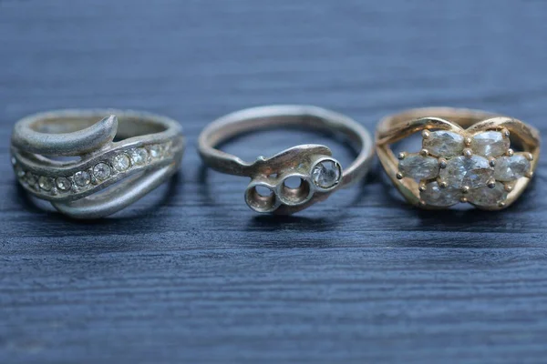 Sada Tří Starých Šedých Stříbrných Žlutých Zlatých Drahocenných Prstenů Leží — Stock fotografie
