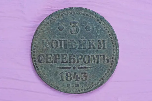 Ένα Μεγάλο Παλιό Γκρι Χάλκινο Νόμισμα Βρίσκεται Ένα Ροζ Ξύλινο — Φωτογραφία Αρχείου