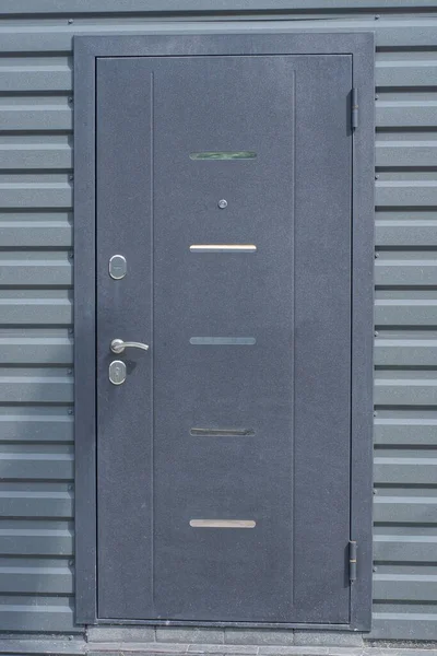Uma Porta Metal Preto Fechado Parede Ferro Edifício Rua — Fotografia de Stock