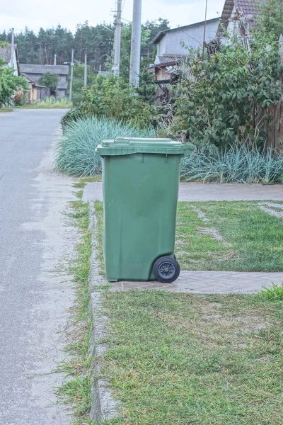 Satu Sampah Plastik Hijau Tertutup Dapat Atas Roda Berdiri Jalan — Stok Foto