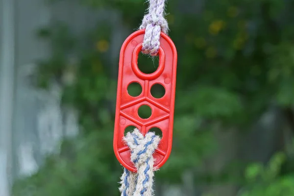 Ein Roter Karabinerverschluss Aus Kunststoff Hängt Einem Weißen Seil Auf — Stockfoto