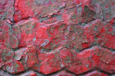 Kırıkları olan eski kirli bir araba lastiğinin kırmızı plastik dokusu.