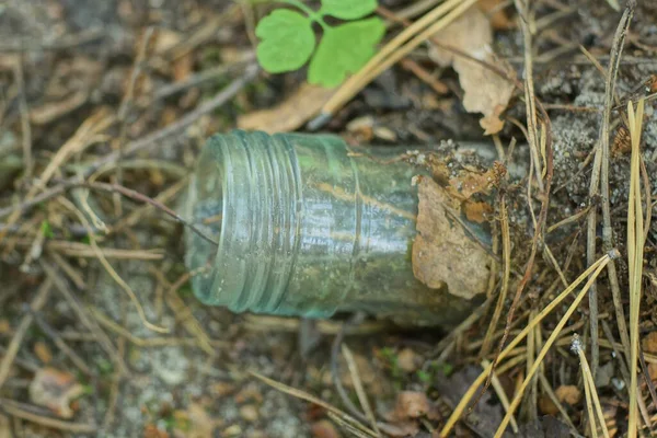 古い灰色の破損したボトルの一つが 通りにある — ストック写真