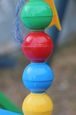 Plastik çıngırak oyuncağı ve sokakta dört renkli top