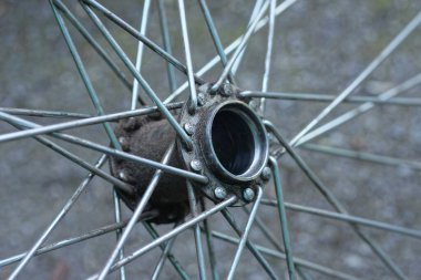 Bisiklet tekerleğinin bir parçası. Camdan. Kenarında gri metal teller olan bir merkez için.