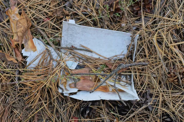 Śmieci Kawałka Złamanego Białego Plastikowego Wiadra Leżą Ziemi Brązowych Suchych — Zdjęcie stockowe