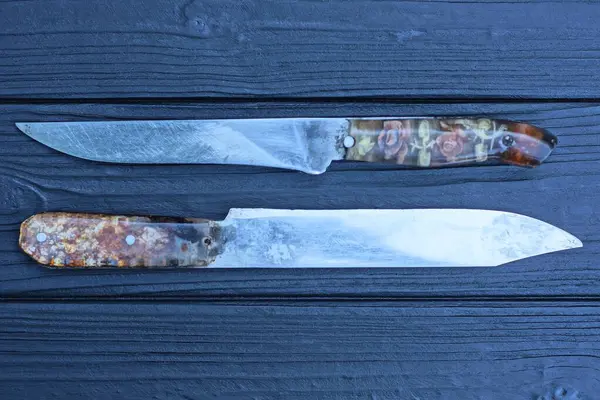 Twee Oude Grijze Metalen Messen Met Gekleurde Kunststof Handgrepen Liggen — Stockfoto
