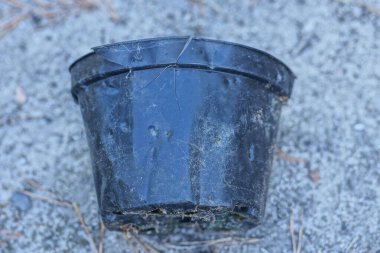 Kırık bir plastik saksının çöpü. Sokakta yerde yatıyordu.