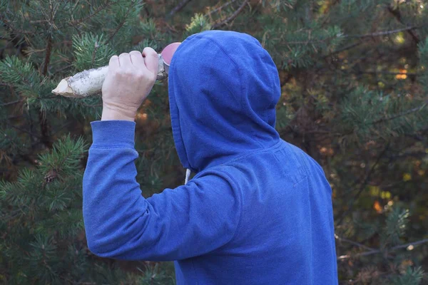 Homem Roupas Azuis Capuz Balança Mão Com Uma Estaca Álamo Fotografias De Stock Royalty-Free