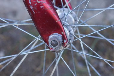  Kırmızı demir çatallı ve gri telli bir bisikletin parçası.