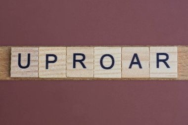 Kahverengi arka planda ahşap kare harflerden oluşan gri kelime kargaşası