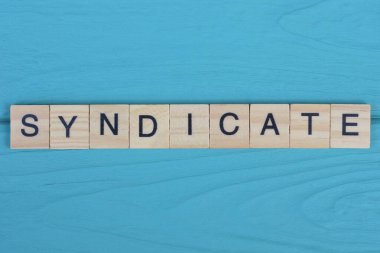 Kelime sendikası yeşil mavi ahşap arka planda küçük gri ahşap harflerden oluşur.