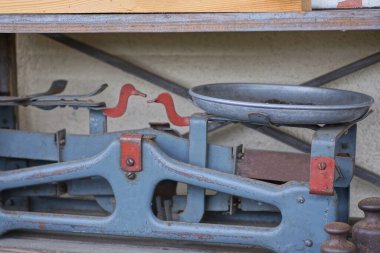 Gri metal mekanik terazinin bir parçası masanın üzerinde duruyor.