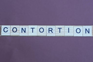 Kahverengi arkaplanda tahta kare harflerden oluşan gri kelime eğriliği