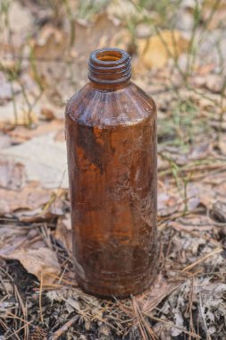 Eski, kirli bir cam şişe Gri bir dünyada duruyor