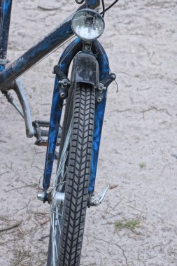 bir beyaz yuvarlak cam lamba ve bir siyah tekerlek sokakta buzlu bir bisiklette