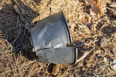 Kırık bir plastik saksının çöpü. Sokakta yerde yatıyordu.