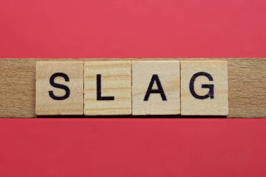 Kırmızının üzerinde siyah yazı tipi olan gri ahşap harflerden 