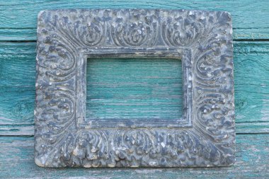 bir gri dikdörtgen alçı boş resim çerçevesi yeşil ahşap duvarda asılı