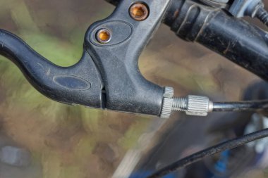 El freni ve sokakta plastik sapı olan siyah metal bisiklet gidonunun parçası.