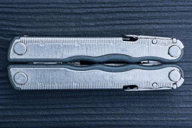 bir gri metal kapalı çoklu araç siyah ahşap masa üzerinde yatıyor