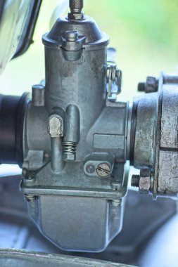 Caddedeki gri demir karbüratöründen yapılmış eski motosikletin ayrıntıları