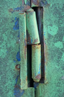 bir demir yeşil kapı paslanmış bir metal kapı üzerinde caddedeki bir duvarda