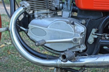 Eski motorun bir parçası. Gri demir radyatörü ve yaz caddesinde motoru var.