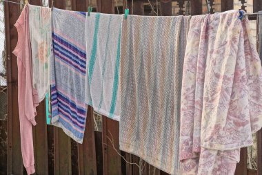 Güneşli bir günde avluda yıkandıktan sonra renkler ve ketenler kurur.