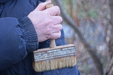Gri kahverengi büyük boya fırçasıyla el ele tutuşup sonbahar caddesinde siyah ceketi temizliyorum.