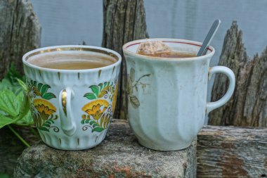 iki büyük seramik bardak çay standı ile Gri bir masa üzerinde yaz caddesinde