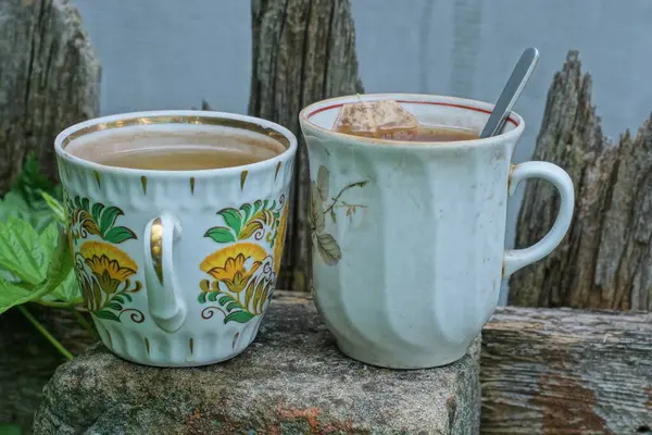 iki büyük seramik bardak çay standı ile Gri bir masa üzerinde yaz caddesinde
