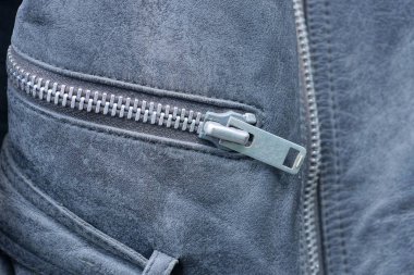 Eski siyah deri ceketin üzerindeki metal, gri, kapalı fermuarlar.