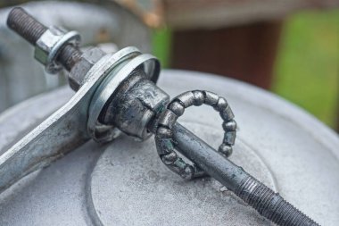 bisiklet parçaları gri yuvarlak metalden yapılmış uzun cıvata başlıklı dingilde yatar masa üzerinde