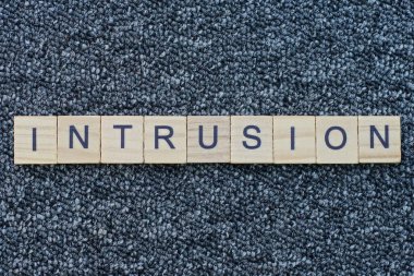 Gri bir masa üzerinde siyah yazı tipi olan ahşap küçük harflerden 