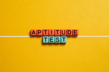 Yetenek testi - Küpler, metin, harfler üzerine kelime kavramı