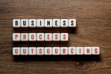 İşletme dış kaynak kullanımını sürdürüyor - yapı taşları, metin, mektuplar üzerine kelime kavramı