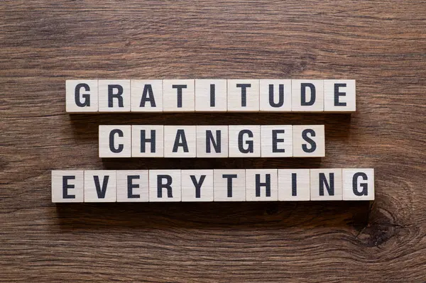 Minnettarlık her şeyi değiştirir - yapı taşları, metin, harfler üzerine kelime kavramı