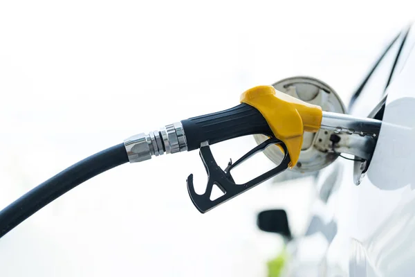 Adam Yakıtını Doldurup Benzin Dolduruyor Stasyonda Yakıt Dolduruyor Benzin Istasyonunda — Stok fotoğraf